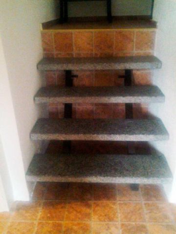 Treppenrenovierung - alte Terrazzo-Stufen - vorher