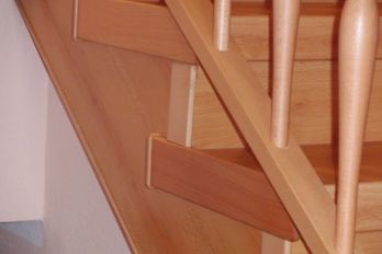 Treppenrenovierung - Wangenverkleidung - Buche mit Seitenkappen