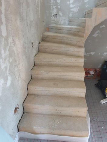Betonstufen im Rohbau
