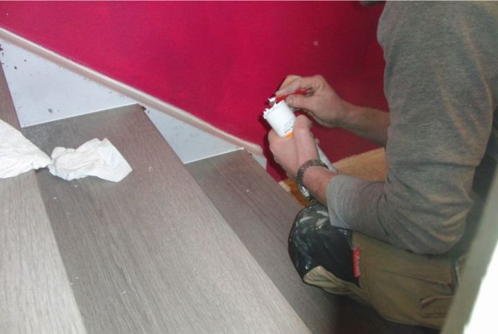 Versiegelung einer Treppenwange mit Acryl