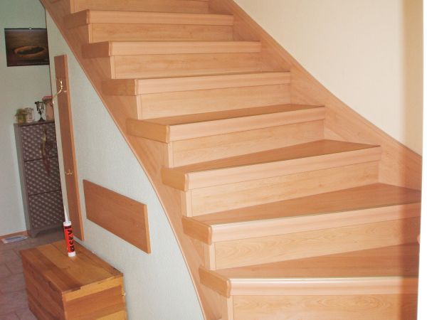 Buche Treppe mit Wand-und Innenwange geschwungen