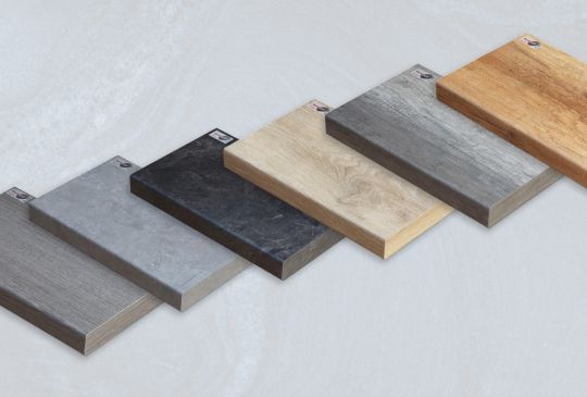 Große Auswahl an Dekoren für Ihre Treppenrenovierung: Eiche Grau, Beton, Anthrazit, Kalkeiche, Eiche Vintage Grau und Eiche Vintage Braun.