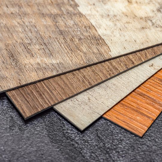 Starke Haptik, gute Tritteigenschaften: Vinyl ist aus guten Gründen ein beliebtes Material für die Treppenrenovierung
