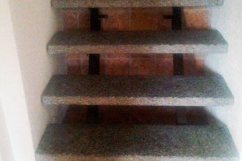 Treppenrenovierung - alte Terrazzo-Stufen - vorher