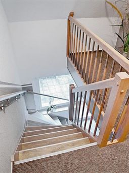 Schön verkleidet: die Betontreppe nach der Renovierung