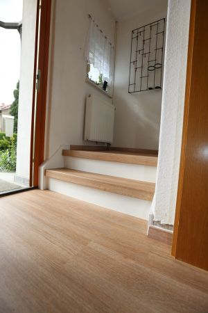 Treppenantritt mit Eingangspodest im gleichen Dekor Eiche