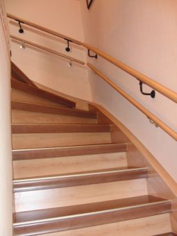 Treppe mit Kinder-Handlauf Beispiel 1