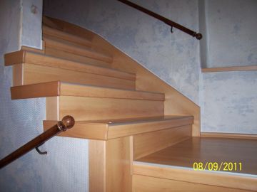 Treppenwange verkleiden - fertig renovierte Treppe