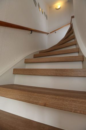 Treppenwange in weiß-gekrümmt