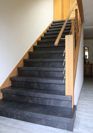 Antrittstufe mit Seitenkappe