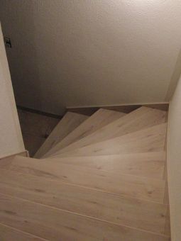 Schön verkleidet: die Betontreppe nach der Renovierung
