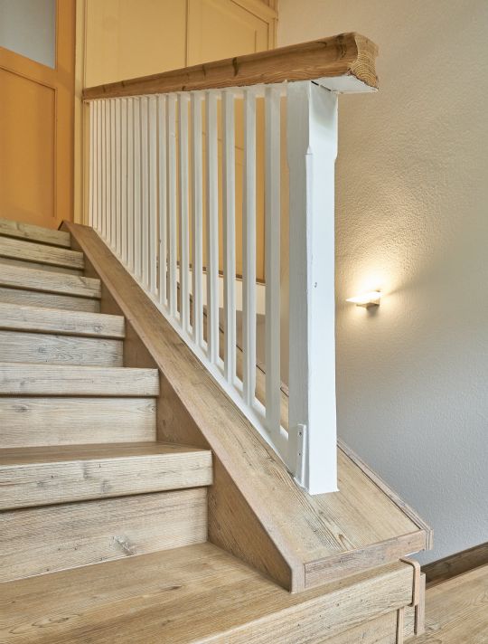 Hier wurde die originale Substanz des Treppengeländers erneuert und sehenswert mit der sanierten Treppe verbunden.