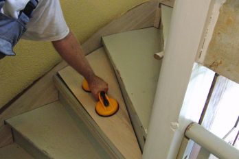 Treppenrenovierung - Treppe mit Laminat verkleiden - Einpassen der Trittstufe