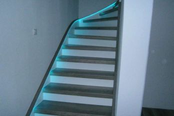 treppenrenovierung-farbige-Treppenbeleuchtung