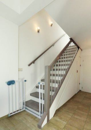 Treppe in Beton-Grau mit Holz-Edelstahlgeländer
