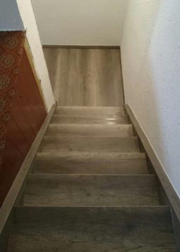 Treppenrenovierung Treppenwangenverkleidung mit Podest