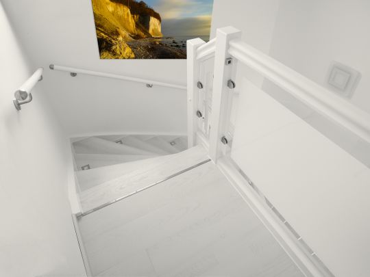 Damit die Treppe auch in Zukunft aussieht wie neu: Oberflächenmaterialien wie Lamiant oder Vinyl sind äußerst langlebig, aber regelmäßige Pflege darf nicht fehlen