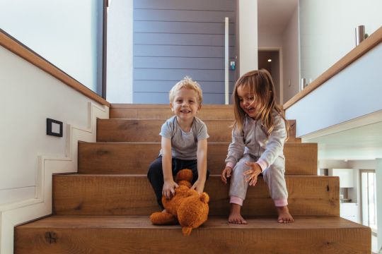 Diese Treppe verfügt über eine Setzstufe und ist deshalb auch für Kinder sicher. Bei offenen Treppen fehlt diese Setzstufe – dann empfehlen wir den Einbau praktischer Kinderschutzleisten, die ein Durchrutschen zwischen den Stufen verhindern.
