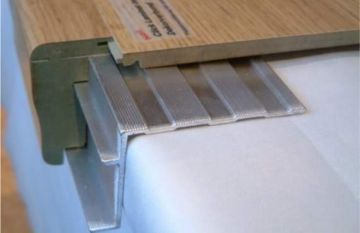 Austritt mit Nut zur Laminatverlegung