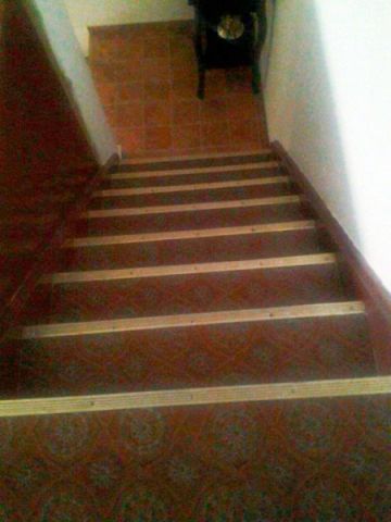 Treppenrenovierung - alte Terrazzo-Stufen - anschliessende Holztreppe - vorher