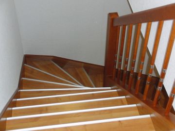 Alte Steintreppe mit Laminat Weißer Nussbaum renoviert