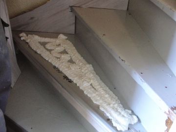 Treppe mit Laminat verkleiden - Montagekleber aufbringen
