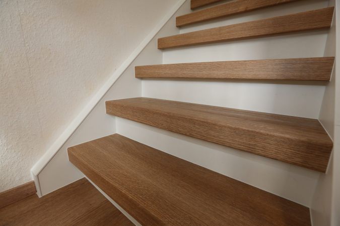 Treppenwange und Setzstufen in weiß.