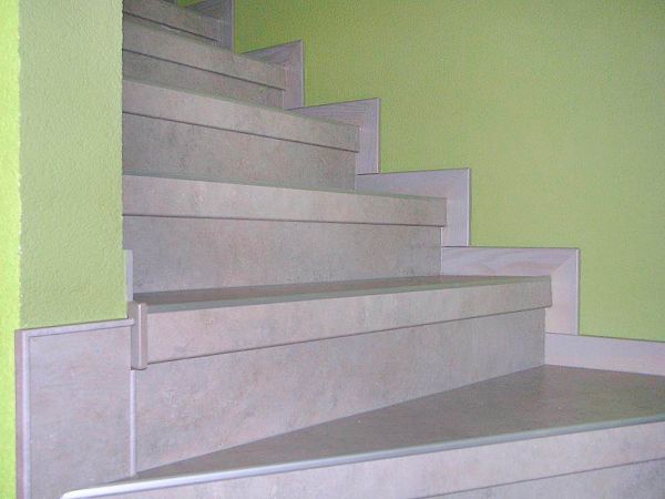 Beton-Grau-Treppenwange in Sockellform